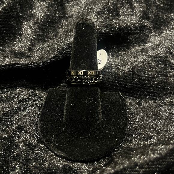 Chain and Roman numeral fidget ring - Picture 1 of 1
